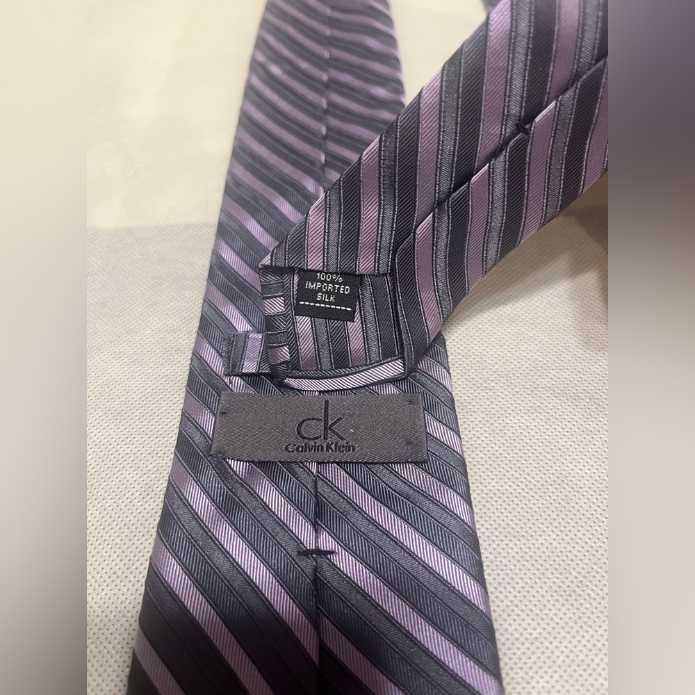 Calvin Klein 100% Silk Gray Purple Striped Neck Tie
